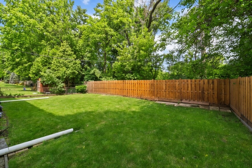 Building Photo - 330 Duane St