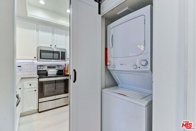 Building Photo - 2960 Champion Way