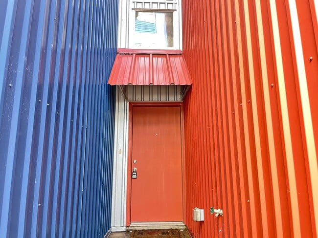 Building Photo - Dallas 3 story Loft