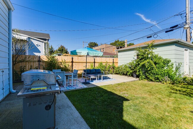 Building Photo - 4642 W Montana St