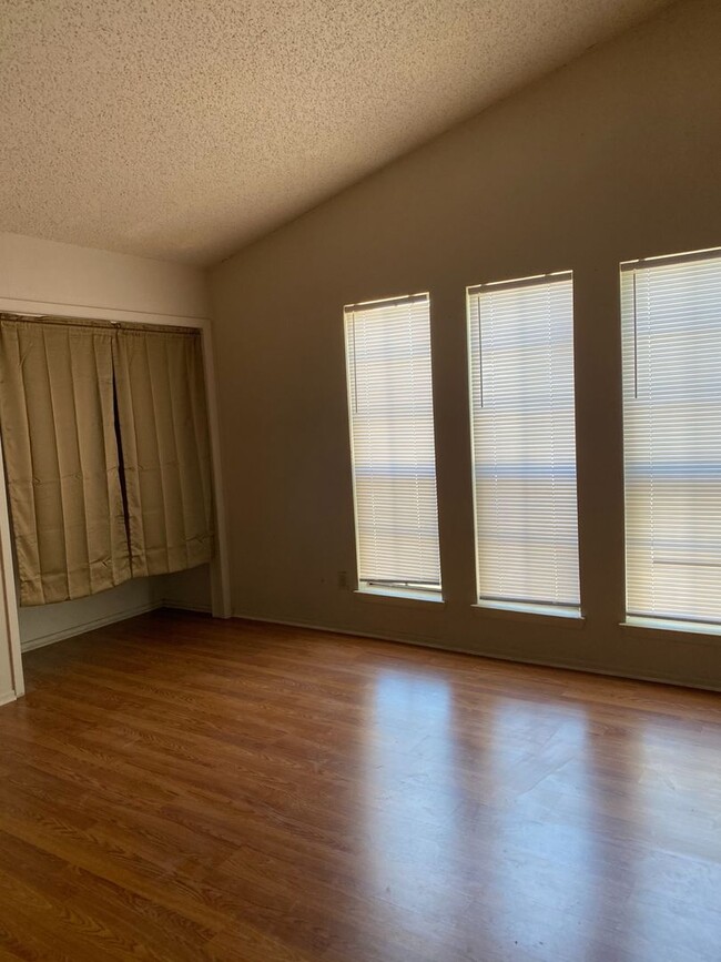Building Photo - Spacious 2 Bed, 2.5 Bath Townhome – Prime ...