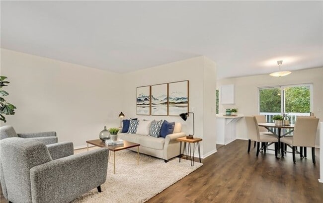 Building Photo - Spacious and Bright Home with 3 Bed and 2.5 Bath