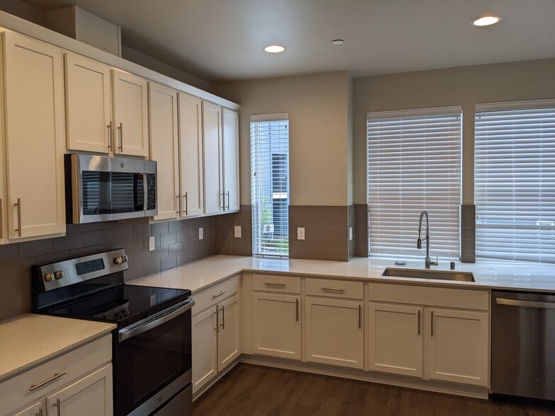 Building Photo - 13717 Admiralty Way