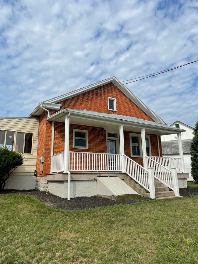 Building Photo - RECENTLY RENOVATED SCHOOL HOUSE FOR RENT!