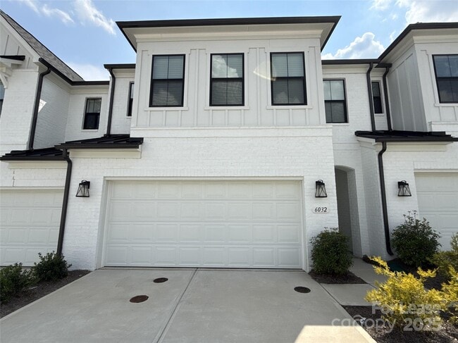 Primary Photo - 6032 Mariemont Cir