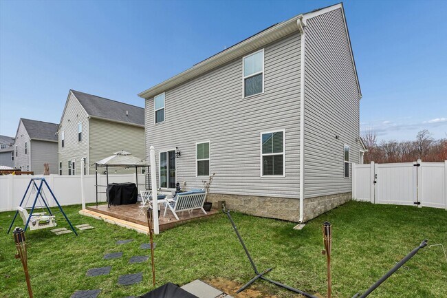 Building Photo - 4 Bedroom / 2.5 Bathroom - Marquis Hills