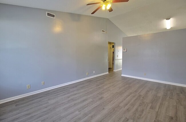 Building Photo - 910 Brett Dr