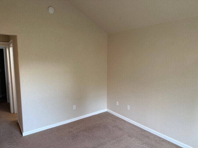 Building Photo - 4084 Aden Pl NE