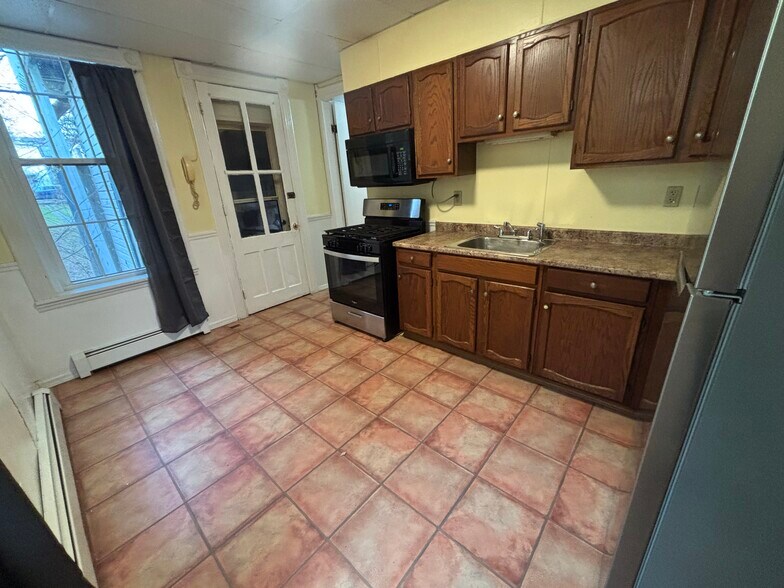 Building Photo - 203 Main St