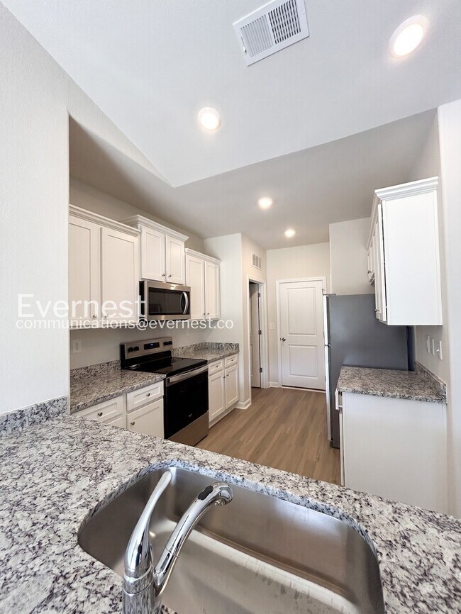 Building Photo - 2 Bed/2 Bath Home with Attached Garage / Pet-Friendly / Vouchers Accepted / Coming Soon!