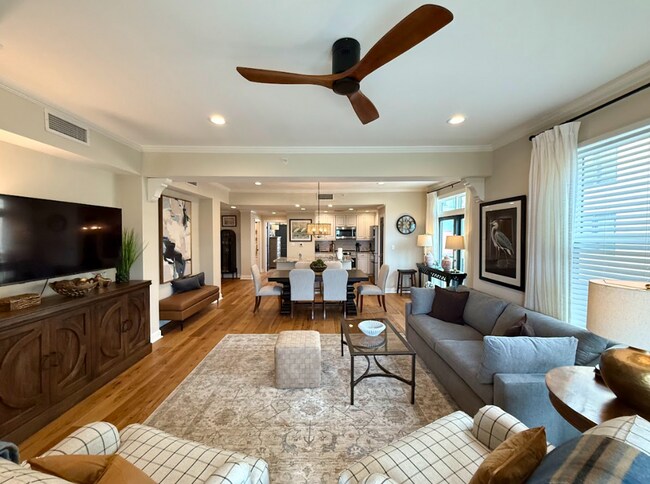 Building Photo - Newly Renovated Condo in the Heart of Downtown