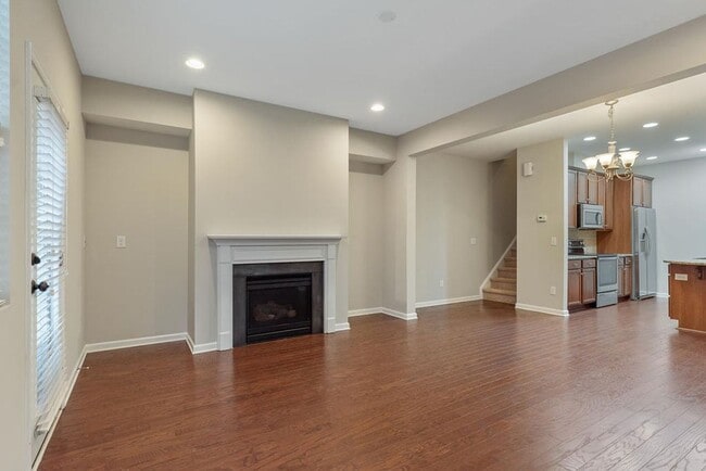 Building Photo - End Unit Townhome Available in Apex!