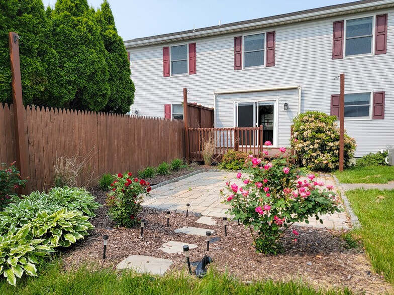 Building Photo - 390 Acorn Cir