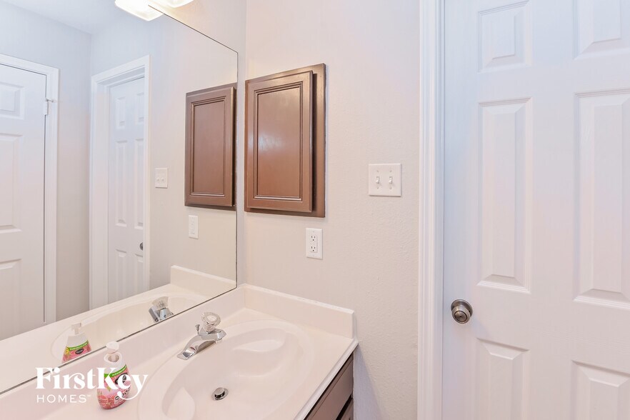 Building Photo - 1402 Green Tree Dr