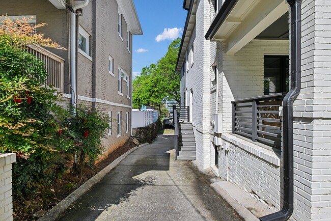 Building Photo - 634 Bonaventure Ave NE