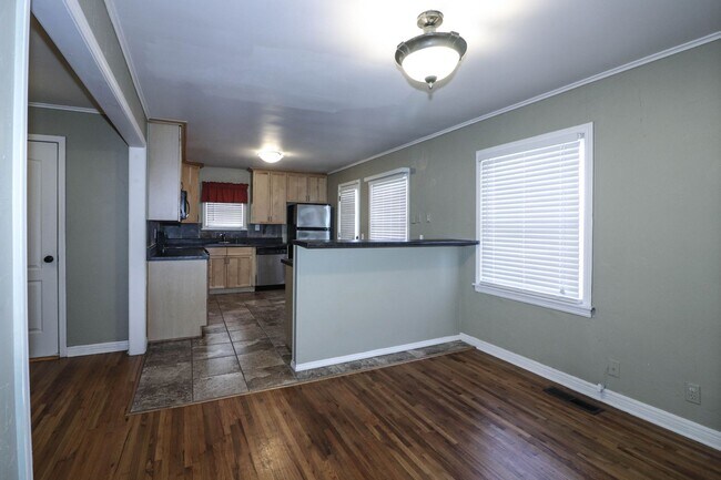 Building Photo - Cozy Bungalow in Brookside area, close to shopping for grocery, coffee shops, restaurants and muc...