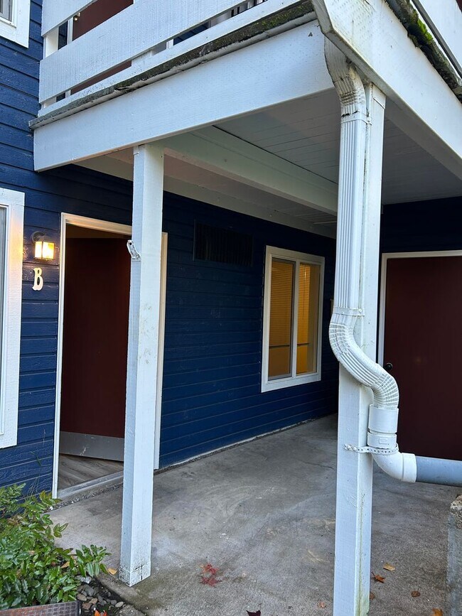 Building Photo - (946) 2780-B - Beautiful Updated 2-bedroom/1-bath