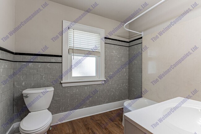 Building Photo - 606 W White St