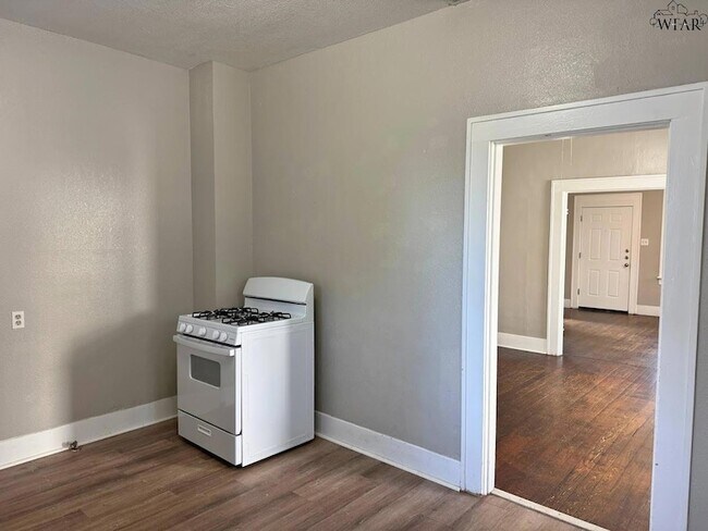 Building Photo - 1916 7th St