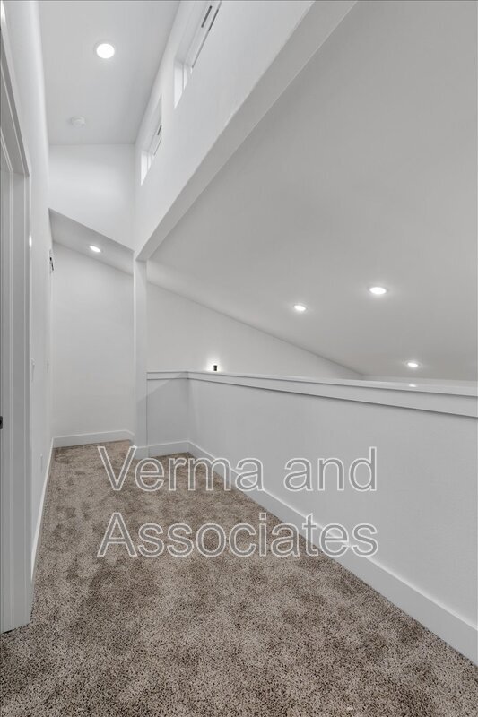 Building Photo - 717 Sun Meadow Dr