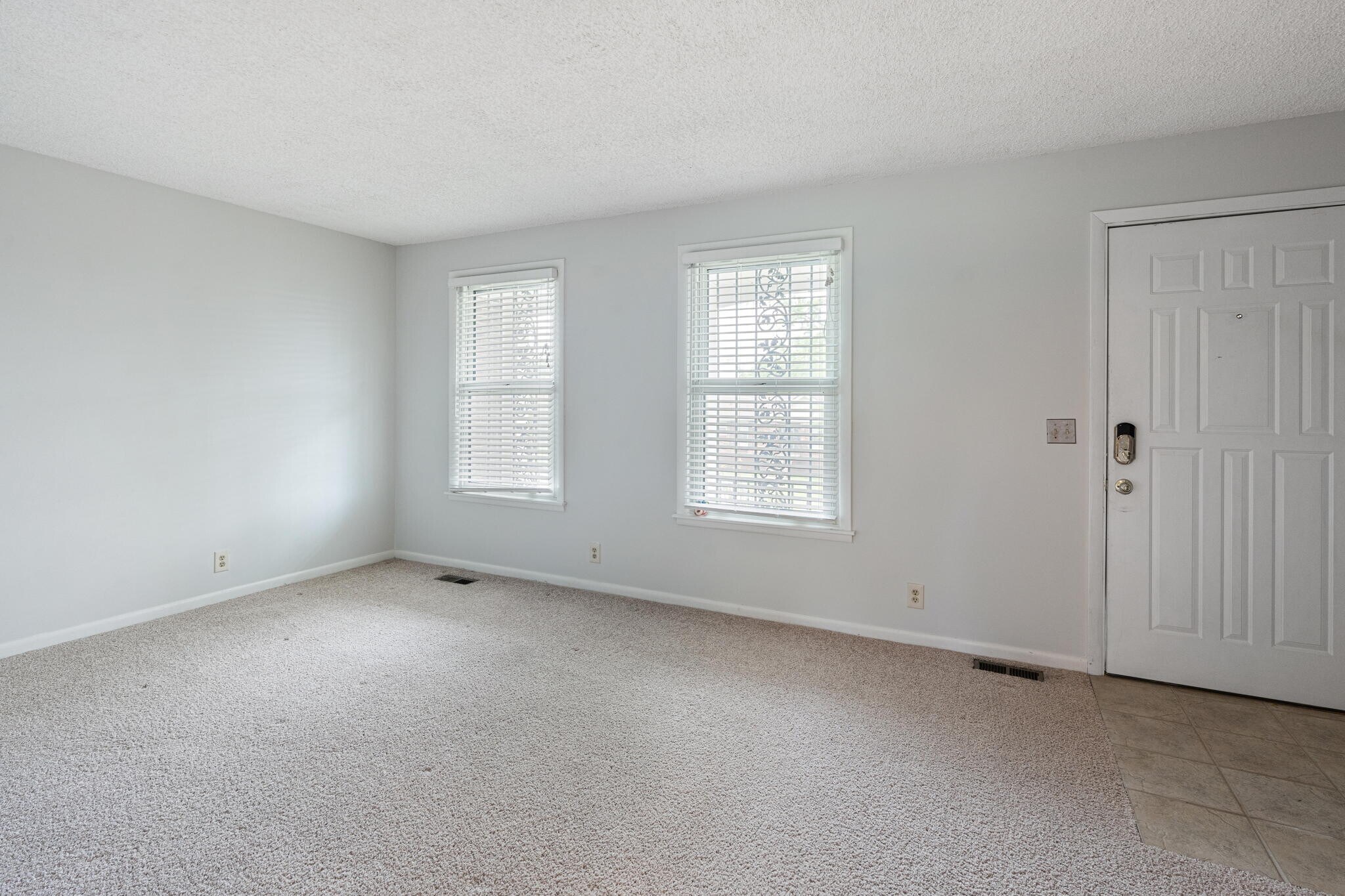 Building Photo - 3841 Dubois Dr