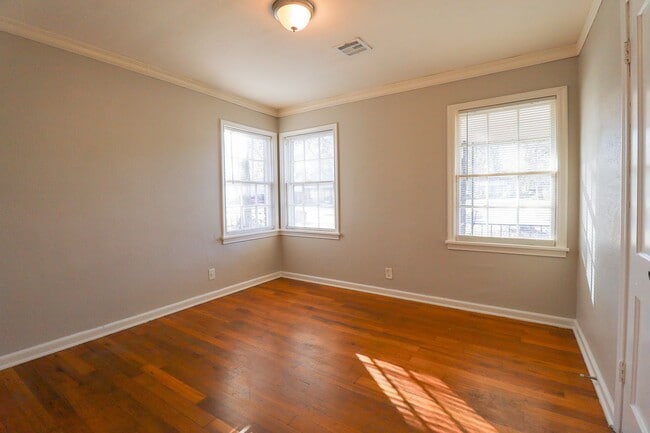 Building Photo - Cozy 2 Bedroom 1 Bathroom Home In Kendall-Whittier