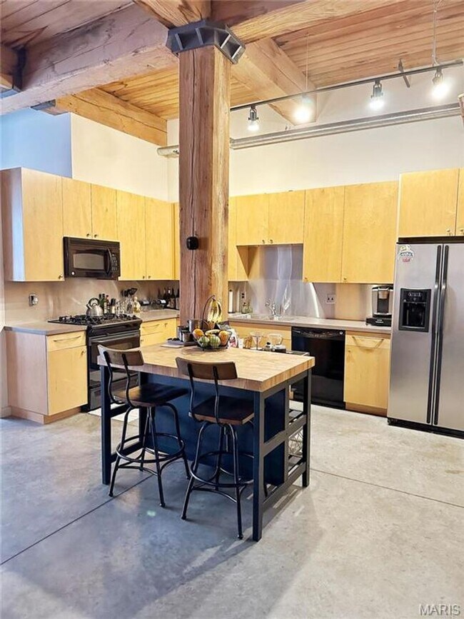 Building Photo - Live in the Heart of the Downtown Loft Dis...