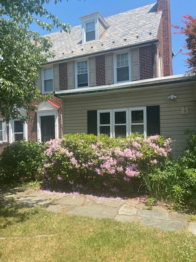 Building Photo - Stunning Mount Penn Home For Rent