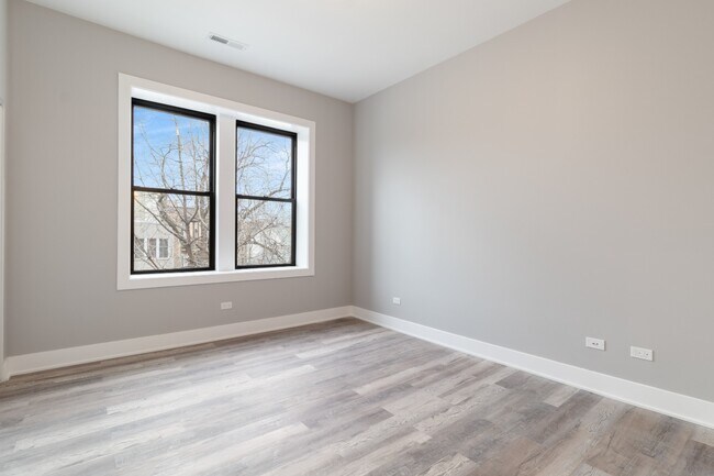 Building Photo - Gorgeous, Updated Top Floor 3bd/2bth Prime West Town area, Available 6/1