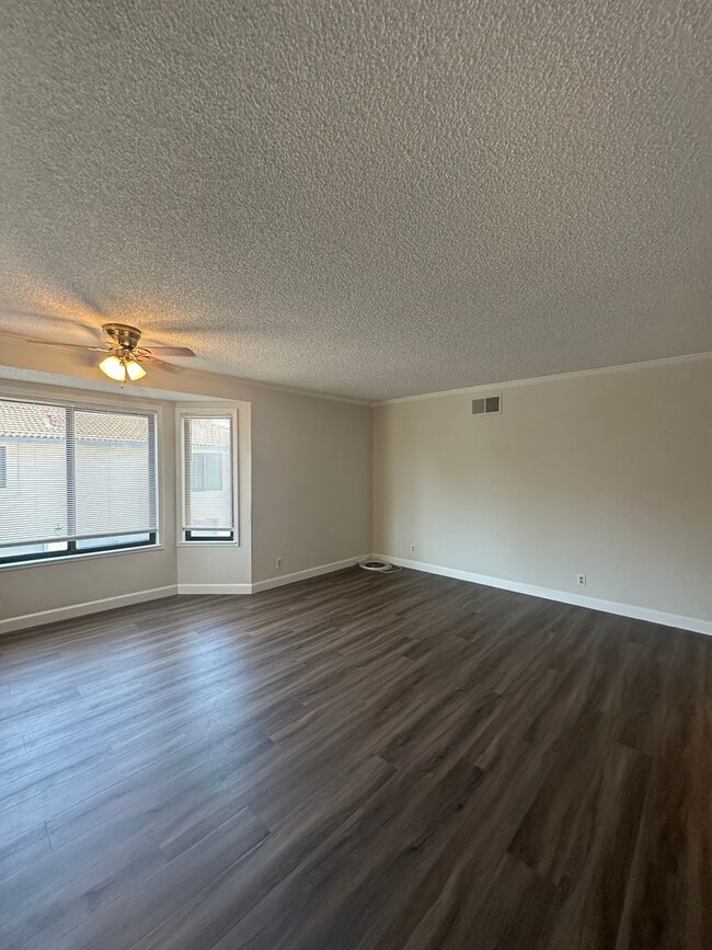 Building Photo - Condo, ready for move-in!