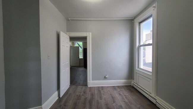 Building Photo - 302 Summit Ave