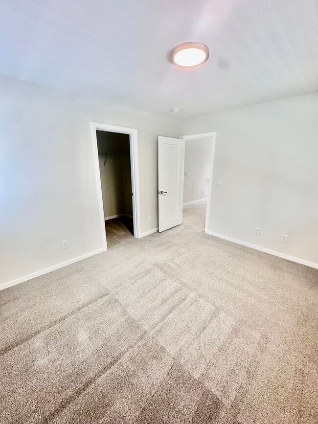 Building Photo - Luxury 4bed/2.5 bath home on Cul-de-sac! E...