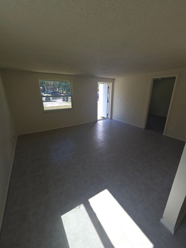 Building Photo - 2/1 DUPLEX