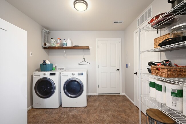 Building Photo - Amazing Home in Orting!!