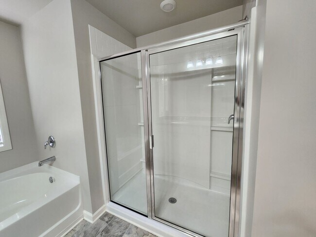 Building Photo - 5 Bedroom 3 Bath 2 Car Garage in Forsyth C...