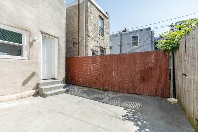 Building Photo - 2112 Sigel St