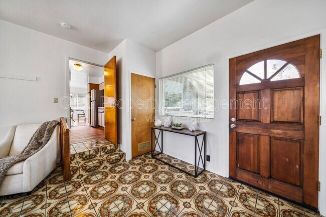 Building Photo - 582 Newton St