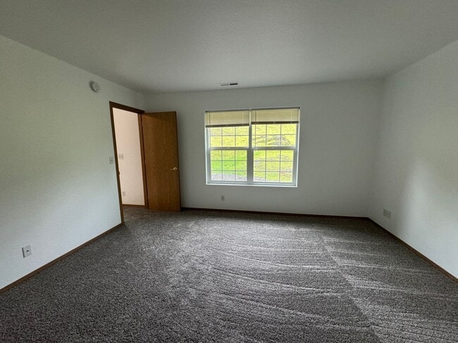 Building Photo - 2 bedroom 2 bathroom Roseburg Duplex