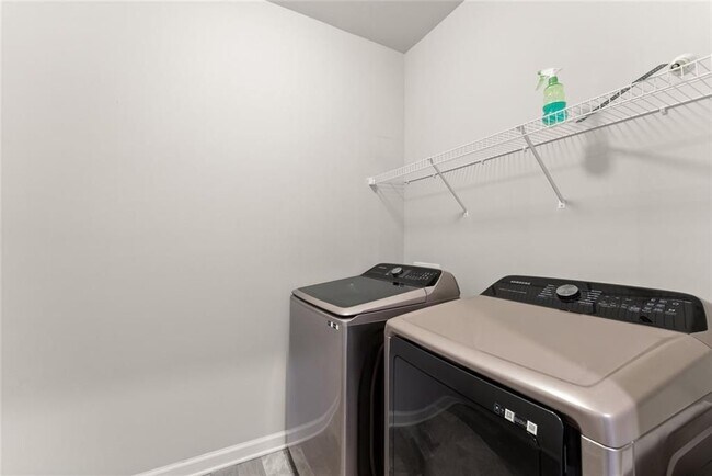 Building Photo - 4656 Silver Oak Dr SW