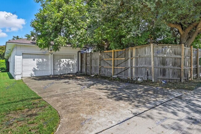 Building Photo - 705 Scottsdale Dr