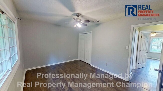 Building Photo - 3 BD/2 BA Home w/Attached Garage, Large Fenced Yard and Easy Access to Camp Lejeune