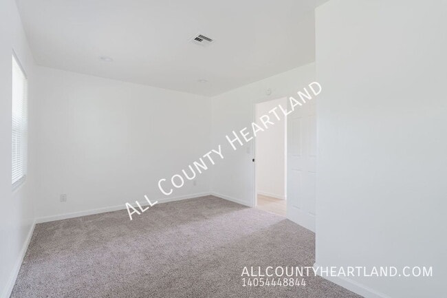 Building Photo - 2100 N Redmond Ave