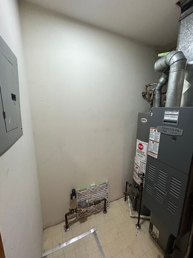 Building Photo - 2 bedroom, 1.5 bath Townhouse