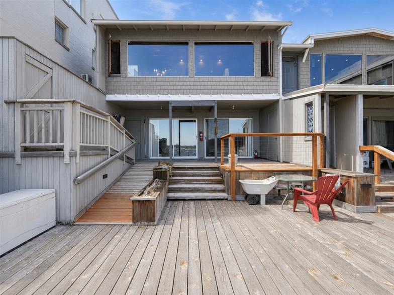 Building Photo - 8825 N Harborview Dr