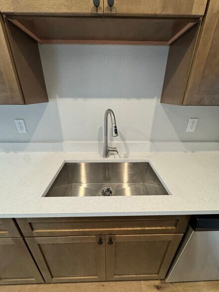 Building Photo - 600 Hickory St