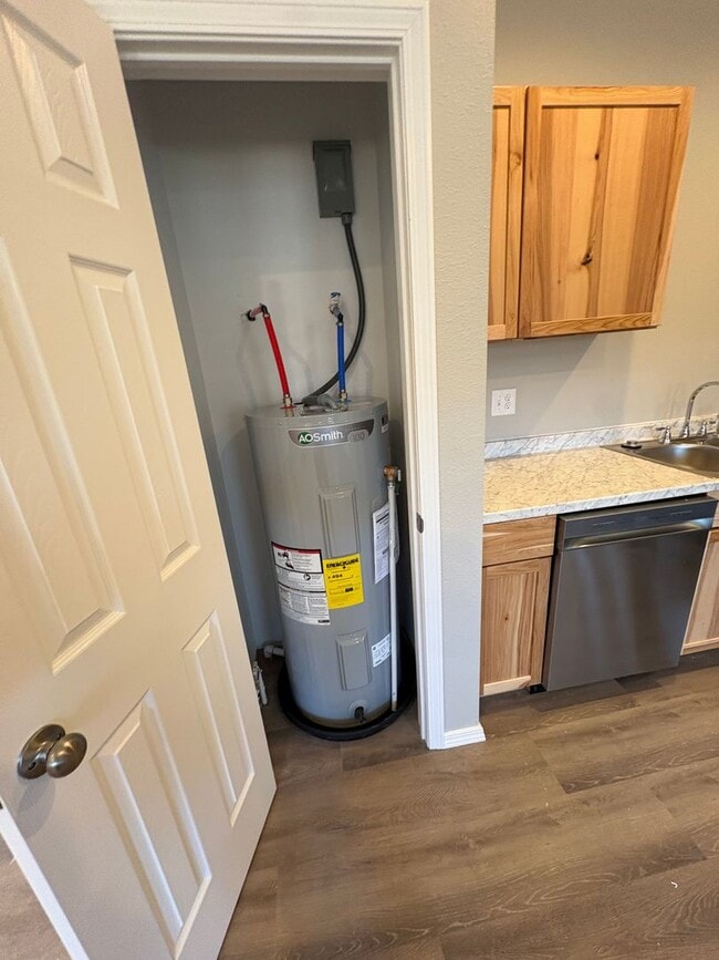 Building Photo - 594 N Airport Rd