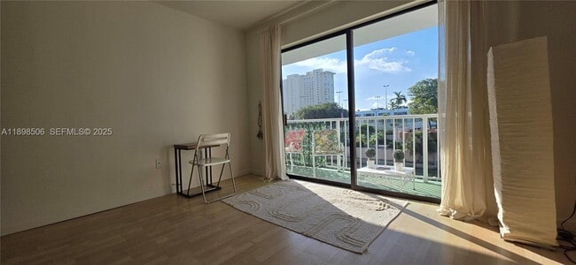 Building Photo - 1650 NE 115th St