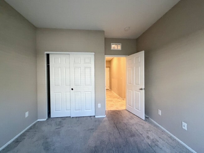Building Photo - 3 BED 3 BATH 2 CAR GARAGE TOWNHOUSE W/ PRIVATE YARD, LOFT & BEDROOM DOWNSTAIRS IN GATED COMMUNITY...
