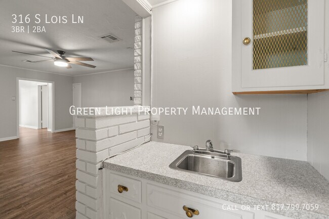 Building Photo - 316 S Lois Ln