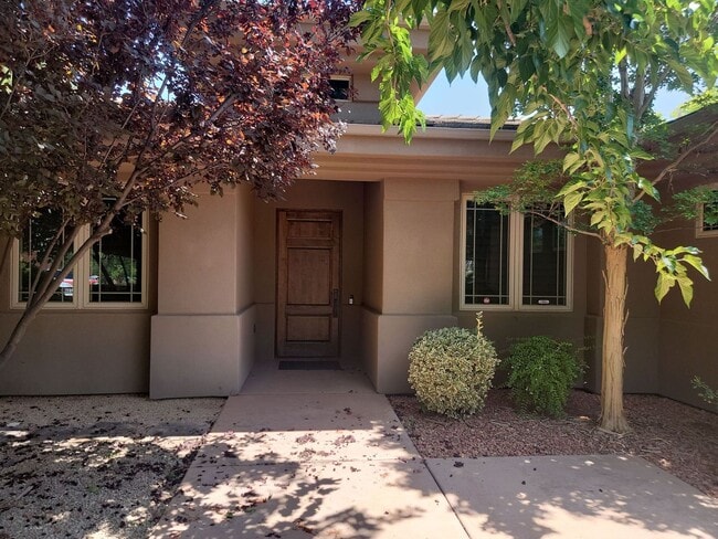 Building Photo - Stylish 4 Bedroom Home with Large Living S...